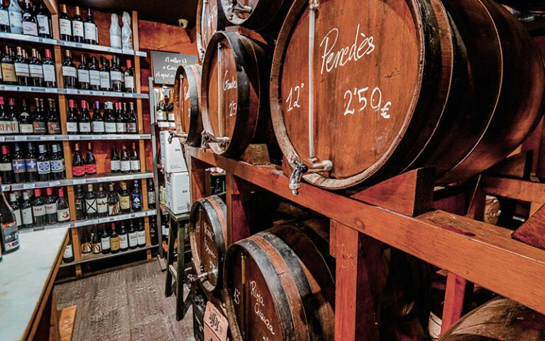 Barricas de vino en la Vinoteca Barceloneta Barcelona 